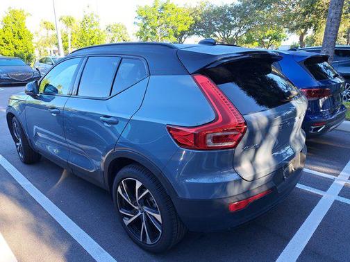 2022 Volvo XC40 T4 R-Design