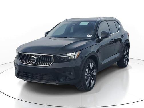 2025 Volvo XC40 B5 Ultra Bright Theme