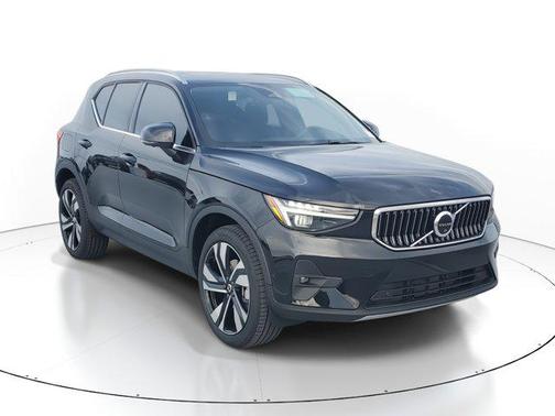 2025 Volvo XC40 B5 Ultra Bright Theme