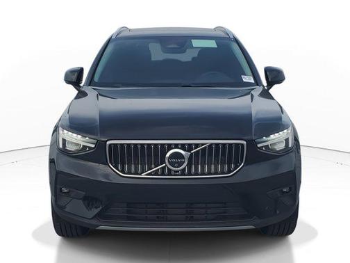 2025 Volvo XC40 B5 Ultra Bright Theme