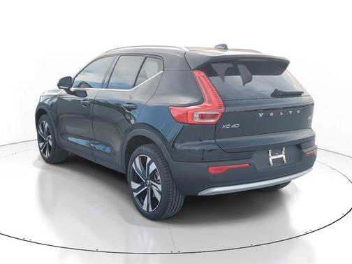 2025 Volvo XC40 B5 Ultra Bright Theme