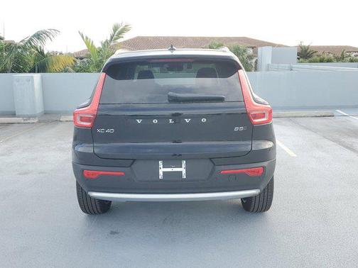 2025 Volvo XC40 B5 Ultra Bright Theme