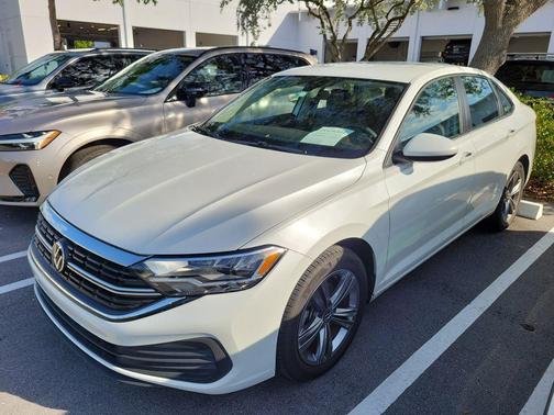 Opal White Pearl 2023 Volkswagen Jetta 1.5T SE