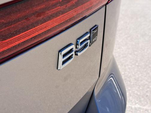 Bright Dusk Metallic 2026 Volvo XC60 B5 Plus