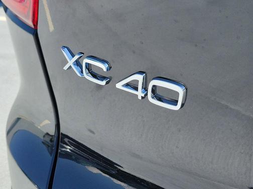 Onyx Black 2026 Volvo XC40 Ultra, B5 AWD Gas (mild hybrid), Dark