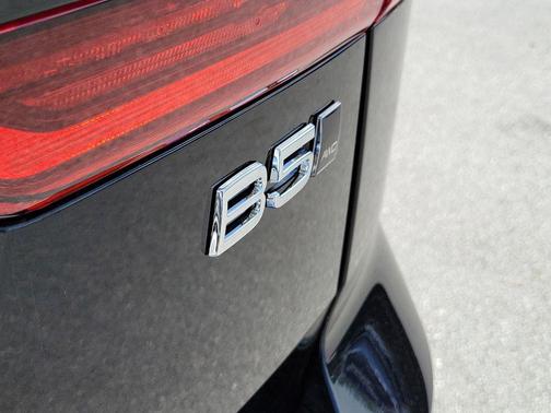 Onyx Black Metallic 2026 Volvo XC60 B5 Plus