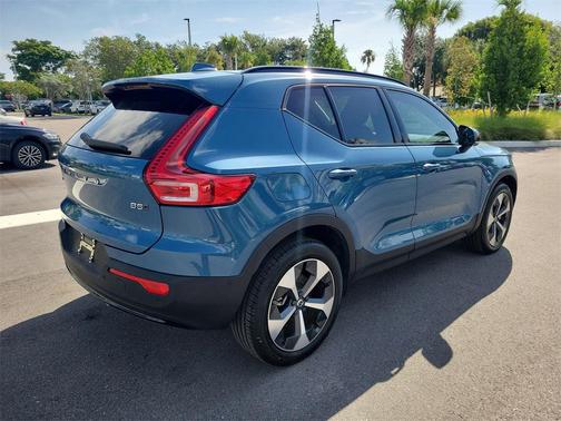 2024 Volvo XC40 B5 Plus Dark Theme