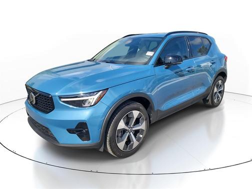 2024 Volvo XC40 B5 Plus Dark Theme