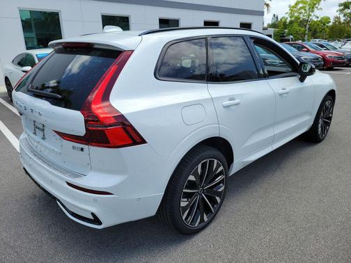 Crystal White Metallic 2026 Volvo XC60 B5 Ultra