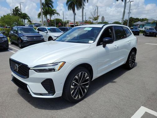 Crystal White Metallic 2026 Volvo XC60 B5 Ultra