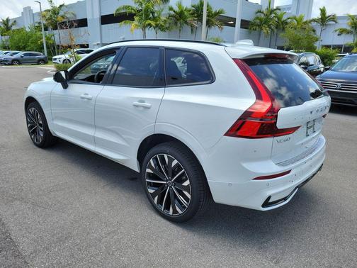 Crystal White Metallic 2026 Volvo XC60 B5 Ultra