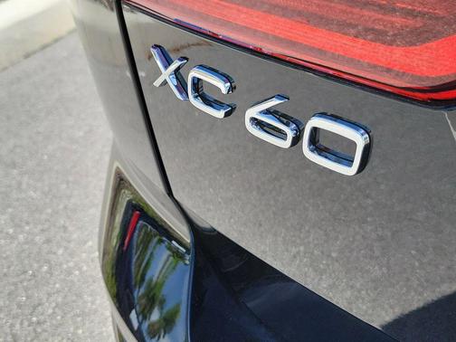 Onyx Black Metallic 2026 Volvo XC60 B5 Core