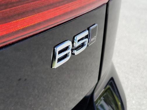 Onyx Black Metallic 2026 Volvo XC60 B5 Core