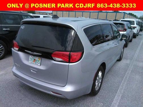 2023 Chrysler Voyager LX