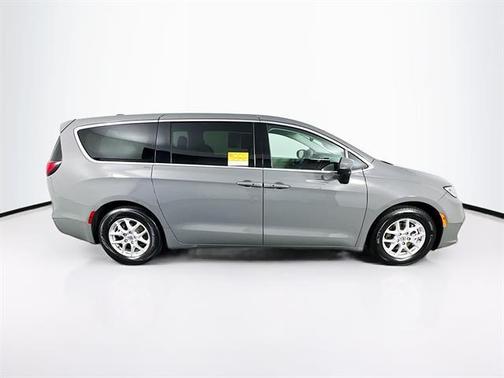 2023 Chrysler Pacifica Touring-L