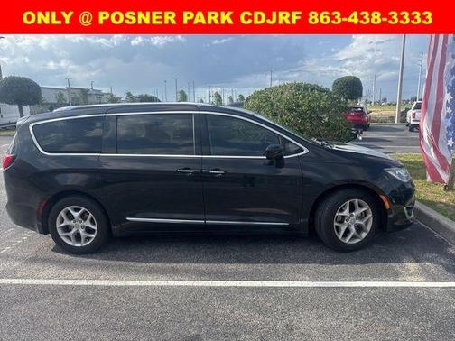 Brilliant Black Crystal Pearlcoat 2018 Chrysler Pacifica Touring-L