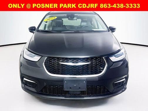 Brilliant Black Crystal Pearlcoat 2023 Chrysler Pacifica Touring-L