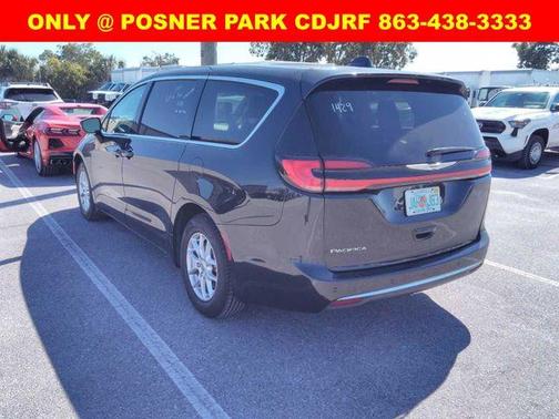 Brilliant Black Crystal Pearlcoat 2023 Chrysler Pacifica Touring-L