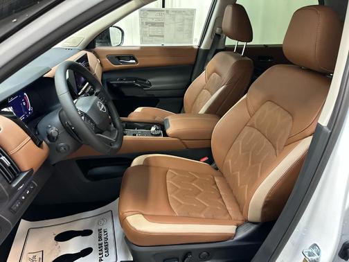 White / Black 2026 Nissan Pathfinder Platinum