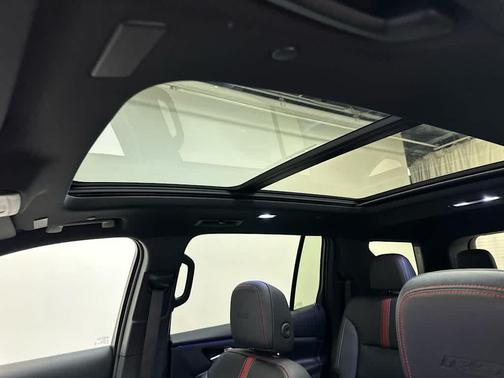 Mosaic Black Metallic 2024 Chevrolet Traverse RS