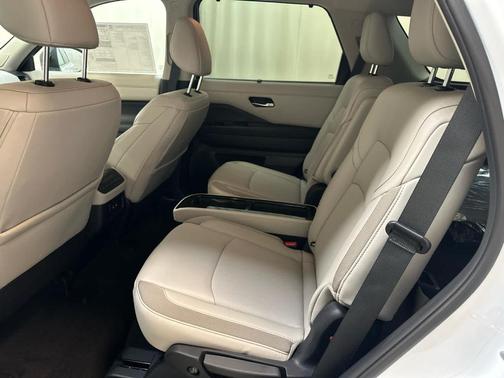 Pearl 2026 Nissan Pathfinder SL