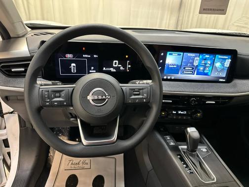 2t Wht Blk Roof 2026 Nissan Kicks SV