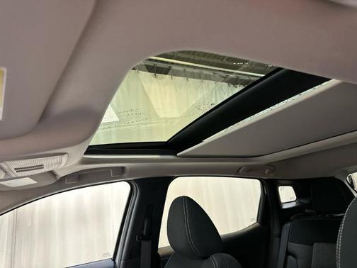 2t Wht Blk Roof 2026 Nissan Kicks SV