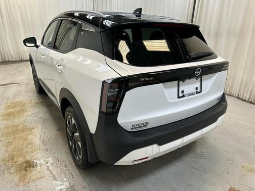 2t Wht Blk Roof 2026 Nissan Kicks SV