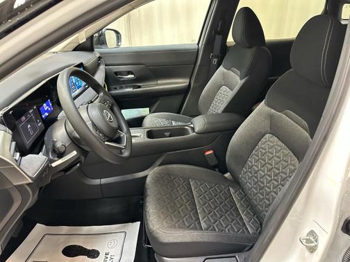 2t Wht Blk Roof 2026 Nissan Kicks SV