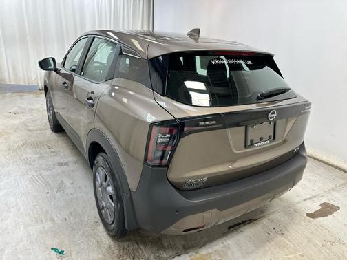 Canyon Bronze M 2025 Nissan Kicks S