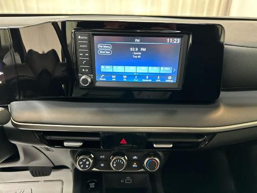 Canyon Bronze M 2025 Nissan Kicks S