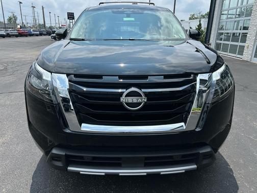 Super Black 2025 Nissan Pathfinder Platinum