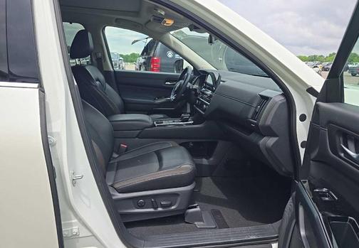 White 2024 Nissan Pathfinder SL