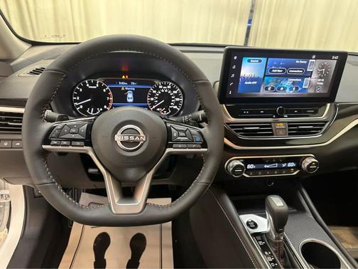 Pearl White Tricoat / Super Black 2026 Nissan Altima SR