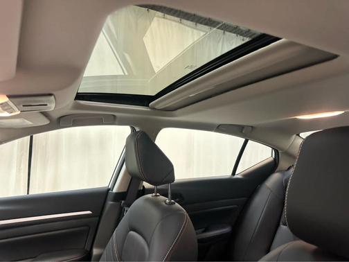 Pearl White Tricoat / Super Black 2026 Nissan Altima SR