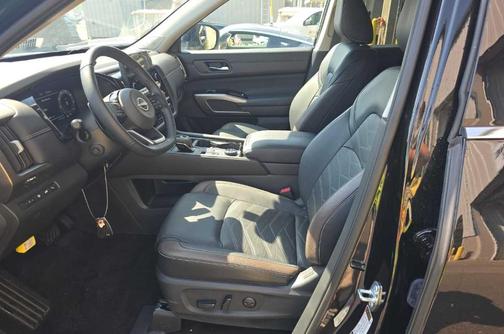 Super Black 2025 Nissan Pathfinder Platinum