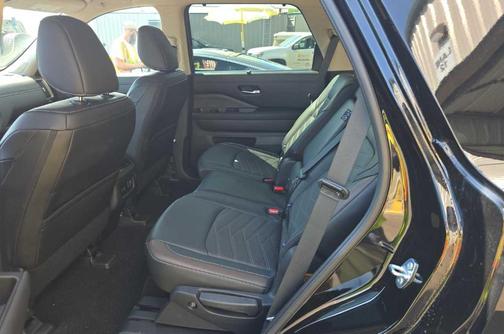 Super Black 2025 Nissan Pathfinder Platinum