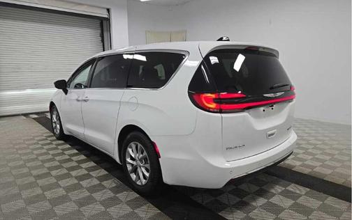 Bright White Clearcoat 2026 Chrysler Pacifica Limited