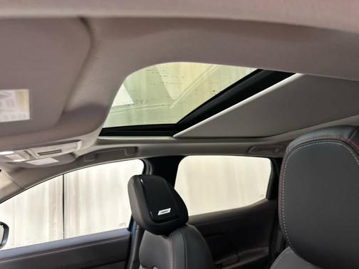 2t Ice Blk Roof 2027 Nissan Kicks SR