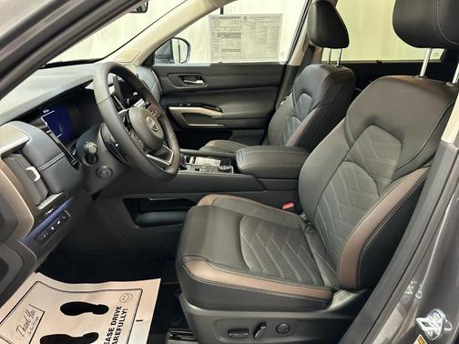 2025 Nissan Pathfinder Platinum