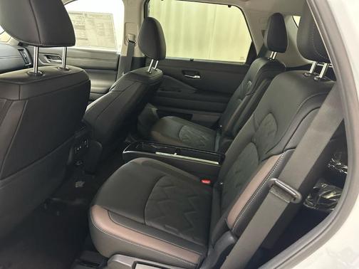 White / Black 2026 Nissan Pathfinder Platinum