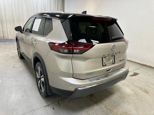 Champagne Silver Metallic / Super Black 2025 Nissan Rogue SL