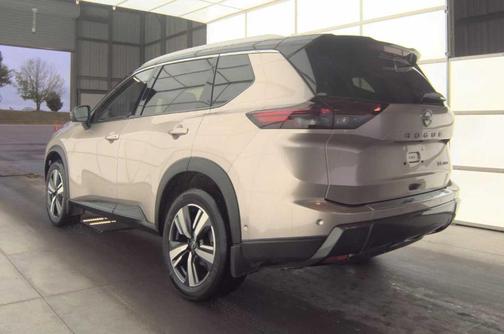 Champagne Silver Metallic / Super Black 2025 Nissan Rogue SL
