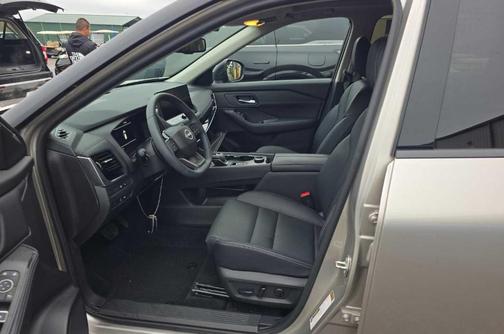 Champagne Silver Metallic / Super Black 2025 Nissan Rogue SL