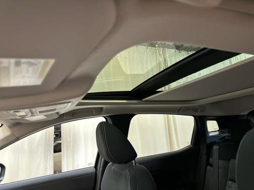 Canyon Bronze M 2026 Nissan Kicks SV