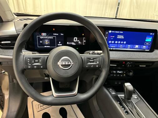 Canyon Bronze M 2026 Nissan Kicks SV