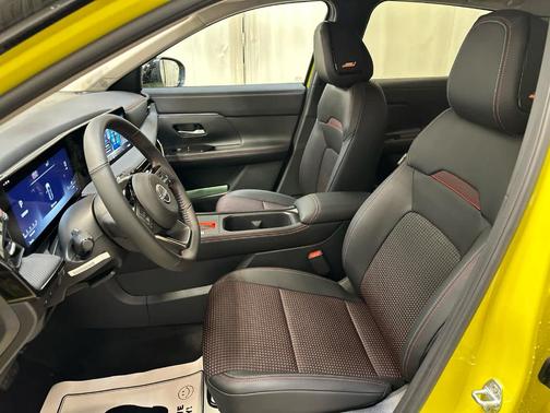 2t Ylw Blk Roof 2026 Nissan Kicks SR