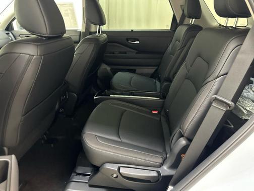 Everest White P 2026 Nissan Pathfinder SL