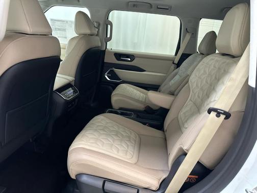 Everest White P 2026 Nissan Armada Platinum Reserve