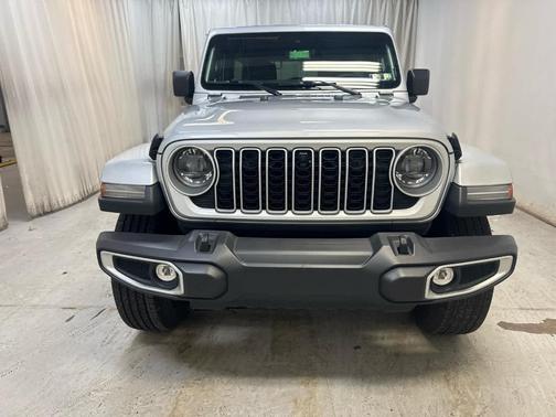 Silver Zynith Clearcoat 2024 Jeep Wrangler Sahara